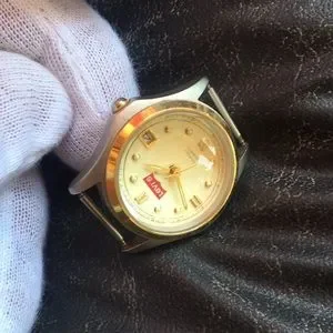 Vintage Levi’s women watch gold silver tone quartz analog 30mm running VINTAGE RARE LADIES GOLD QUARTZ ADVERTISING WATCH OF COMPANY  main image 4